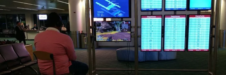 Man "lånade" flygplatsskärm för att spela Apex Legends på sin PS4