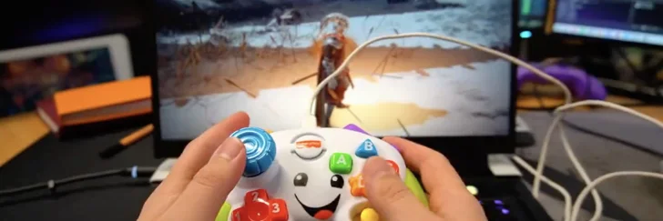 Kille spelar Elden Ring med Fisher Price Xbox-handkontroll