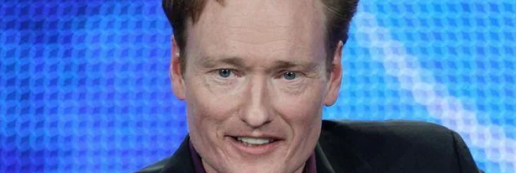 Conan O'Brien spelar på en gigantisk skärm
